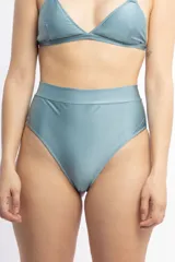 Bombacha de bikini de tiro alto color celeste.