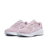 Championes de running Nike Downshifter 13 de mujer, color rosa con logo blanco. Capellada de malla transpirable y suela de goma. Ideales para correr o caminar.
