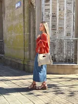 Sandalias de cuero con plataforma, color marrón con tira dorada sobre los dedos y tobillera marrón con hebilla.