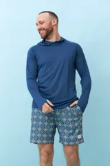 Remera de manga larga blanca con capucha.