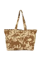 Bolso shopper con estampado animal print en tonos beige y marrón. Tiene doble asa de hombro y cierre superior.