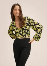 Blusa crop de tejido satinado con estampado floral, cuello cruzado, mangas largas con puños elásticos y elástico en el bajo.