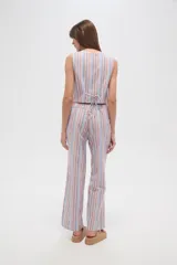 Pantalón de algodón a rayas verticales en tonos azul, rojo y beige, de corte recto y tiro alto.