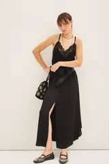 Falda midi color negro con tajo lateral.