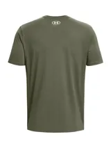 Remera verde militar de Under Armour con logo y nombre de la marca estampados en el pecho sobre una franja con estampado de camuflaje.