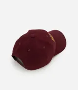 Gorra de sarga color borgoña con bordado frontal de la palabra "Brooklyn" en color dorado.