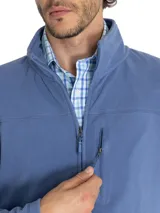 Campera polar celeste de micropolar liviano con cierre completo y tres bolsillos frontales. Confeccionado con poliéster reciclado a partir de botellas plásticas.