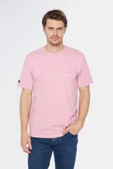 Remera manga corta color rosa con cuello redondo y logo bordado en el pecho.