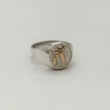 Anillo de plata con aplique circular de oro con el símbolo de Educación Física.