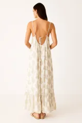 Vestido largo de breteles finos ajustables, color marrón, con escote redondo y cuerpo fruncido con caída amplia.