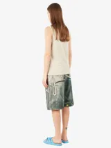 Musculosa gris de algodón orgánico, corte holgado y largo cropped.