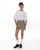 Short de tela con rayas verticales negras y amarillas.