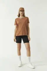 Remera básica color marrón de algodón con cuello redondo y calce regular.