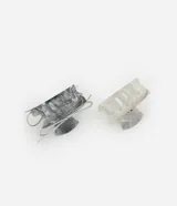 Set de dos pinzas para el pelo con diseño marmolado en tonos grises y blanco, adornadas con un lazo plateado. Una pinza tiene forma rectangular y la otra tiene forma irregular.
