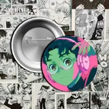 Pin metálico con ilustración de personajes de DanDaDan besándose.