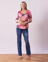 Remera de algodón estampado, color beige con flores blancas, de manga ¾ y escote cuadrado.