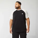 Remera de mangas cortas ranglán, negra en el torso y mangas en color crema.