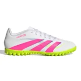 Championes de fútbol Adidas Predator Club Tf, color blanco con detalles en rosa y suela verde.
