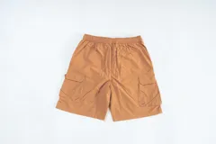 Bermuda negra confeccionada en nylon liviano, con cintura elastizada con cordón, bolsillos laterales y bolsillos cargo de perfil limpio.