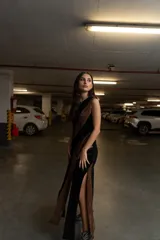 Minivestido negro de terciopelo con mangas largas de encaje y falda con volados de encaje.