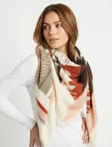 Pashmina o chal de tejido grueso, con estampado geométrico en tonos tierra y pasteles, incluyendo blanco crema, rosa pálido, terracota, gris topo y marrón oscuro.