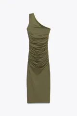 Vestido midi color verde militar, de un solo hombro, con detalle de drapeado lateral y aplique metálico plateado en el bretel.