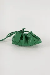 Cartera sobre azul de cuero con frunces y pespuntes diagonales.