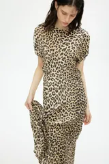 Vestido midi de corte recto con estampado de leopardo, cuello redondo y mangas cortas. Tiene cierre oculto en la espalda.