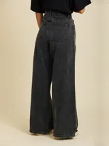 Pantalón de jean negro con corte amplio y tiro alto.