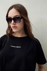 Remera color beige de manga corta con bordado frontal con la frase “L’amour toujours”.