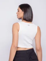 Top sin mangas amarillo con cut out en escote y diseño ajustado.
