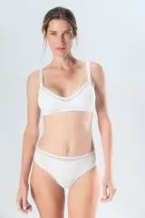 Bombacha vedetina clásica de tiro alto color negro, con cintura de tul.