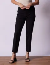 Pantalón blanco de gabardina elastizada, corte recto y largo al tobillo.