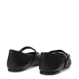 Balerinas de cuero negro con punta redondeada y tira sobre el empeine con hebilla dorada.