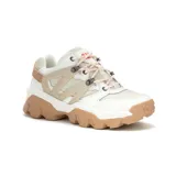 Zapatillas urbanas Cat Reactor de cuero color blanco, con detalles en beige y cordones de trekking color salmón.
