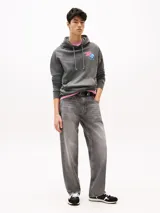 Zapatillas de estilo running con silueta de corte bajo, cordones y paneles en texturas mixtas. Combinan materiales negros, blancos y grises, destacando el parche con el logo de Tommy Jeans en el lateral.