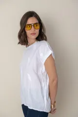 Blusa italiana color celeste con bordado de plumas al tono en el frente, confeccionada en lino y algodón.