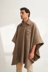 Poncho unisex de lana fina color marrón claro, con cuello polo, cartera con broches a presión y bolsillo ojal.