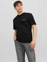 Camiseta negra de manga corta y cuello redondo con calce relajado.