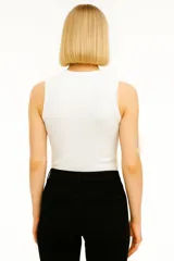 Musculosa negra de algodón con cuello redondo.