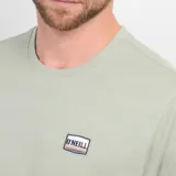 Remera de manga corta color rosa pálido (cradle pink) con cuello redondo y un pequeño parche rectangular con el logo de O'Neill en el pecho.