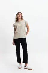 Musculosa oversize color beige con estampado dorado que dice "If you never try you will never know".