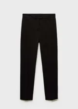 Pantalón negro de corte recto, con tiro medio, cierre de cremallera y gancho, trabillas, dos bolsillos laterales y dos bolsillos de ribete en la parte posterior.