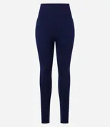 Calza deportiva larga color azul marino, de poliamida sin estampa y con acabado seamless. Tiene recortes laterales texturizados y efecto levanta glúteos.