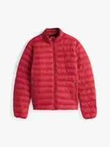 Campera acolchada roja de Tommy Hilfiger, con cuello alto y cierre de cremallera. Cuenta con dos bolsillos laterales con cremallera y logo bordado en el pecho.