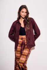 Camisa color marrón de gamuza sintética, de corte recto, con cuello clásico, cierre frontal con botones y mangas largas.