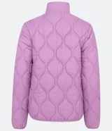 Campera femenina de poliamida color lila con textura capitoneada, cuello alto, cierre frontal con cremallera, bolsillos laterales con cremallera y puños ajustados.