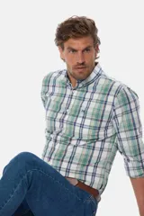 Camisa de manga larga a cuadros celestes, azules, amarillos y naranjas, con fit regular y logo bordado.