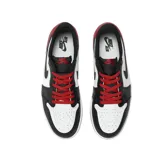 Championes Air Jordan 1 Low OG color marrón y blanco con detalles en negro.