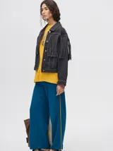 Campera de jean negra con flecos en la parte delantera y cuello camisero.